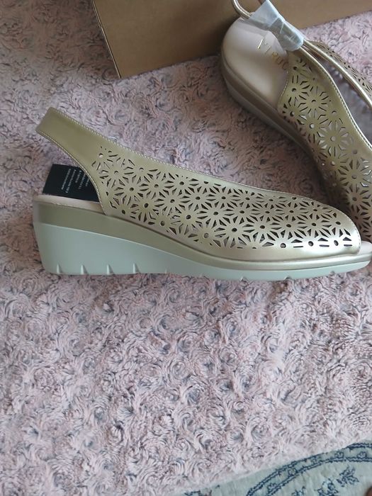 pantofi stil sandale aurii din piele,noi nr 41 de dame