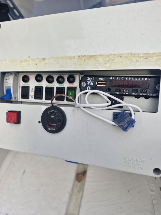 Лодка с колесар за разходка и риболов