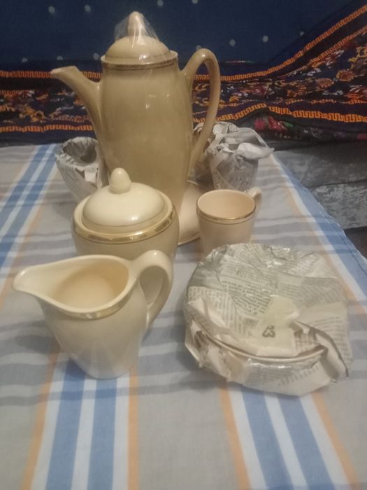 Продается кофейный набор чайник, сахарница ,чашки