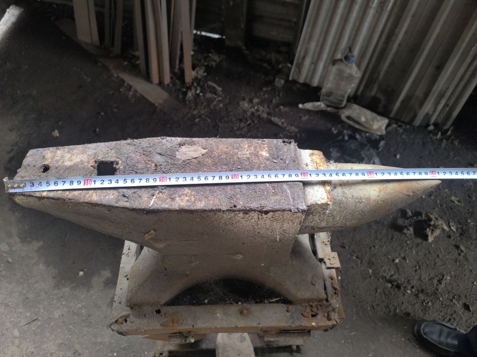 Баллоны углекислота, тиски, наковальня, пескоструй аппарат.