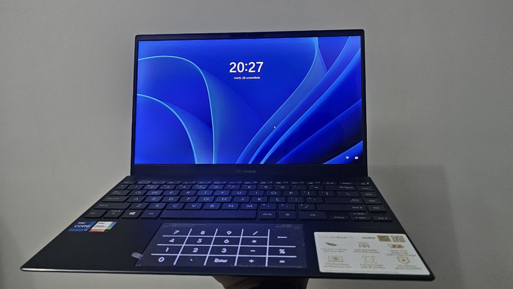 ASUS ZenBook i7- 13.3" OLED UX325EA cu procesor Intel® Core™ i7-1165G7