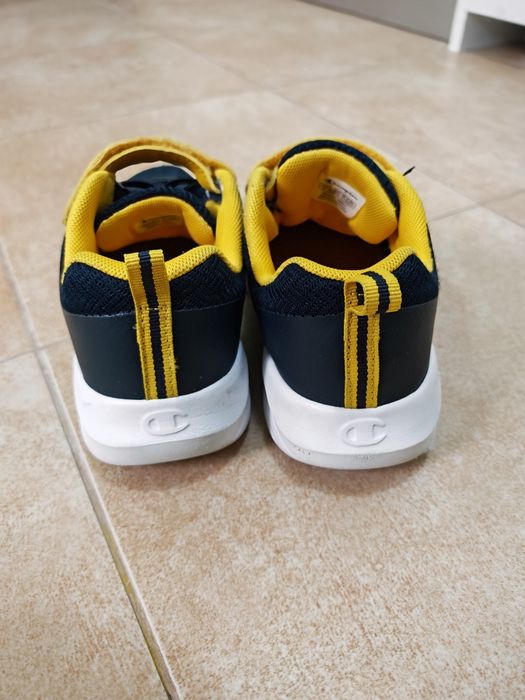 Adidași Champion 34