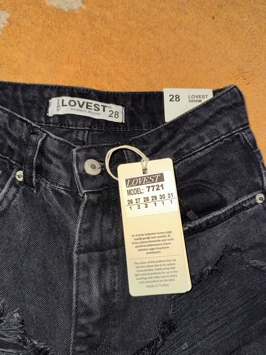 Чисто нови черни дънки