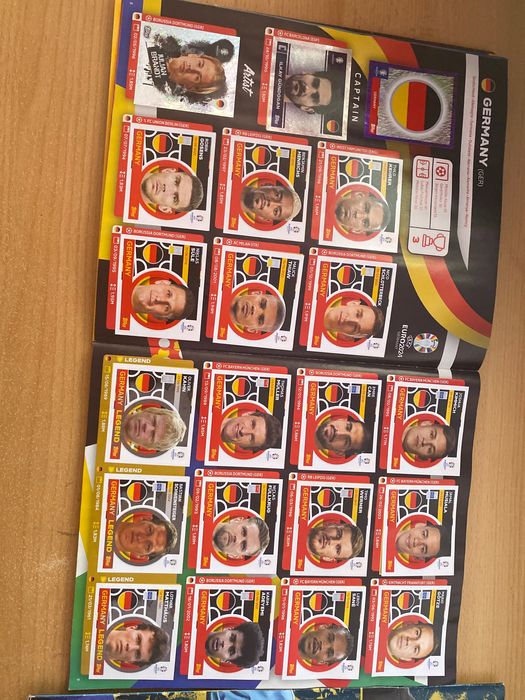 Vând albume de fotbal(fifa WORLD cup , euro , FIFA 365 2023