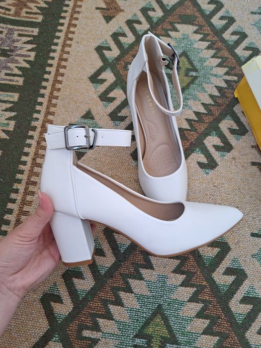 белые туфли на каблуках