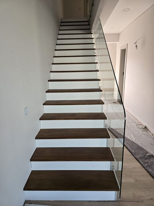 Scări din lemn masiv