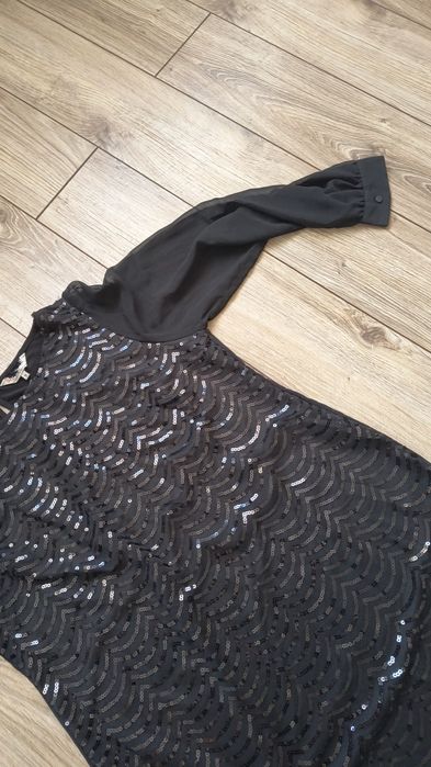 Rochie nouă fără etichetă, care se așează foarte bine