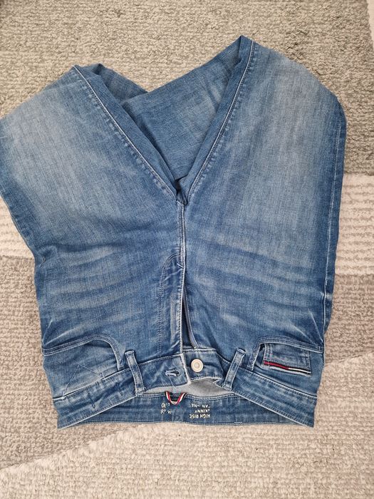 Blugi Tommy Hilfiger marimea 28, merge la un S-M