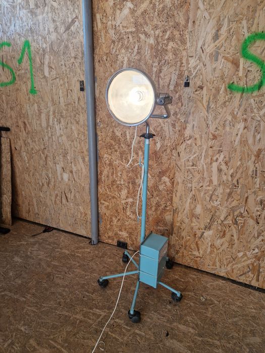 Lampă medicala ajustabila de la 1m la 2m