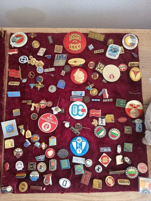 Lot de insigne,brelocuri și medalii românești și străine