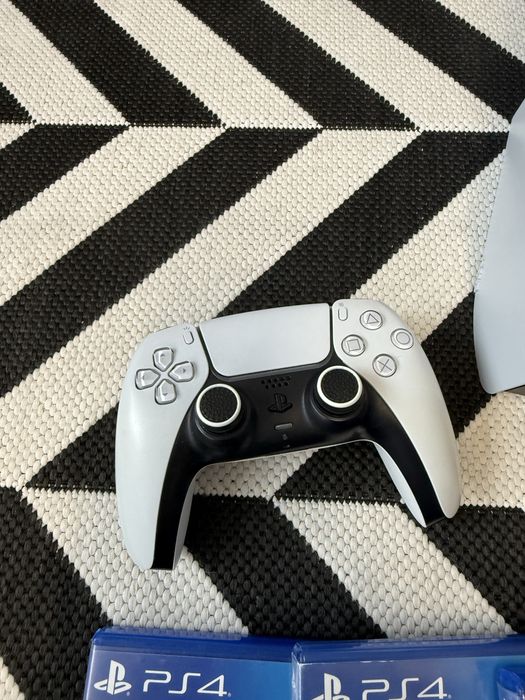 КАТО НОВ Play Station 5 Slim Diac с 1 джоестик  и 4 игри