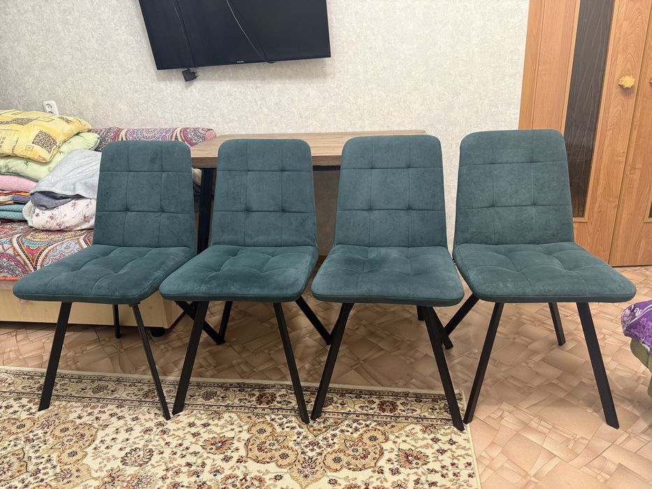 Продактся стол со стульями