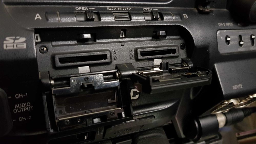 Продавам професионална видеокамера JVC GY-HM750E