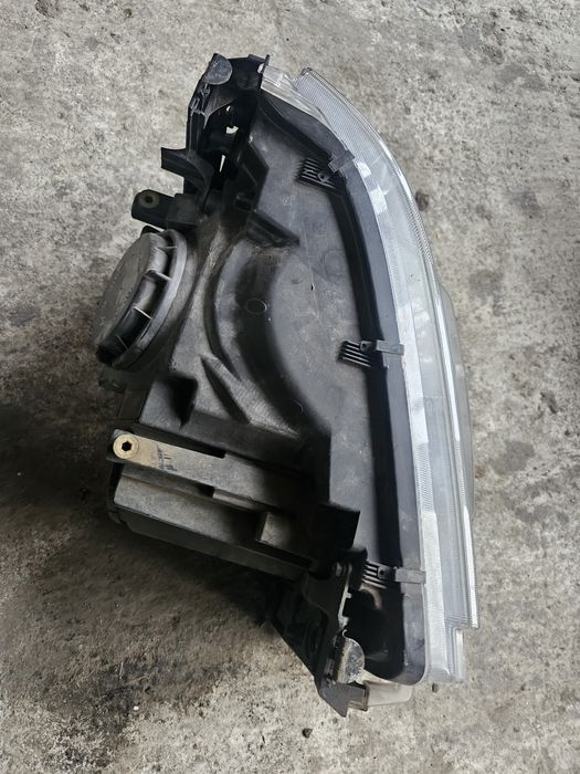 Lichidare stoc Far partea stanga cu xenon Range Rover Sport 2007