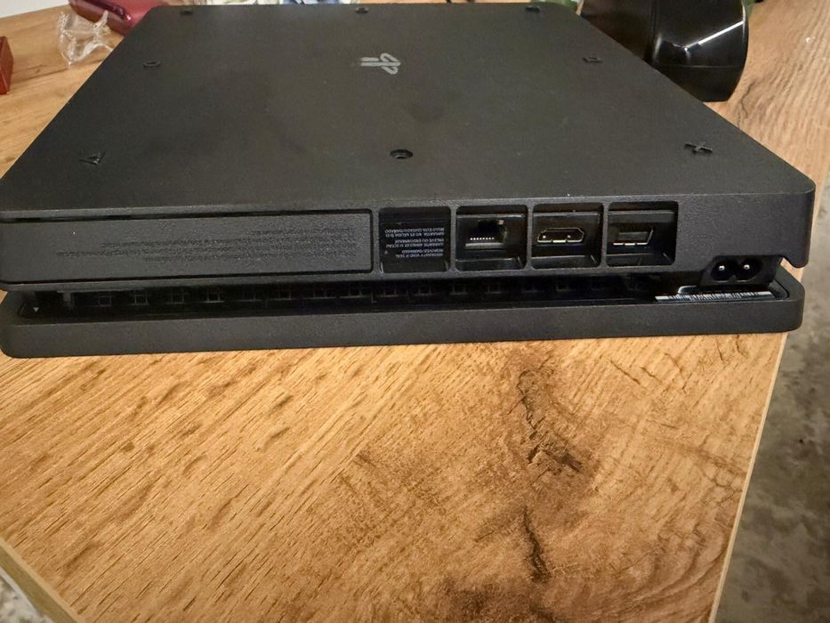 Ps4 slim cu o maneta si statie de incarcare+ Hogwarts Legacy