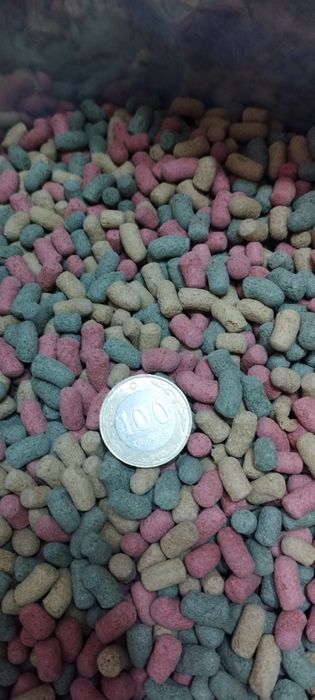 Корм для прудовой и аквариумной рыбы..