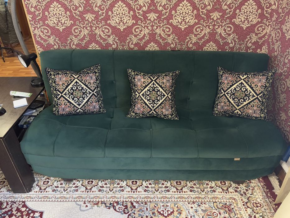 Продам диван брали недавно