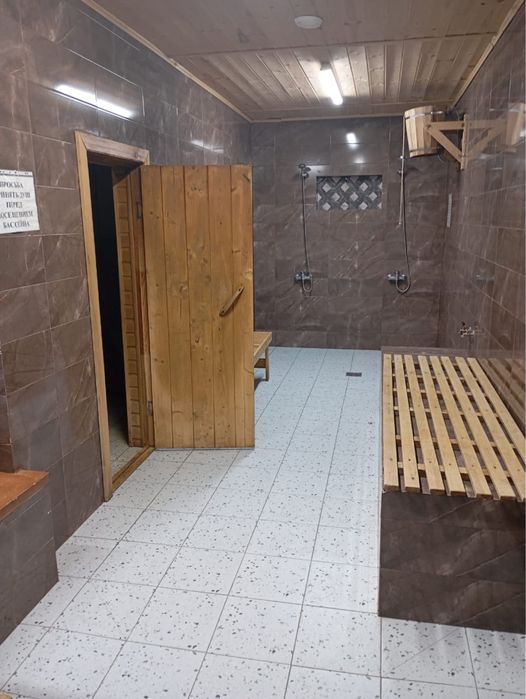 Баня на дровах, Дружба