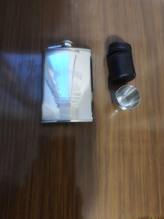 Джобна метална плоска бутилка и 4 чашки