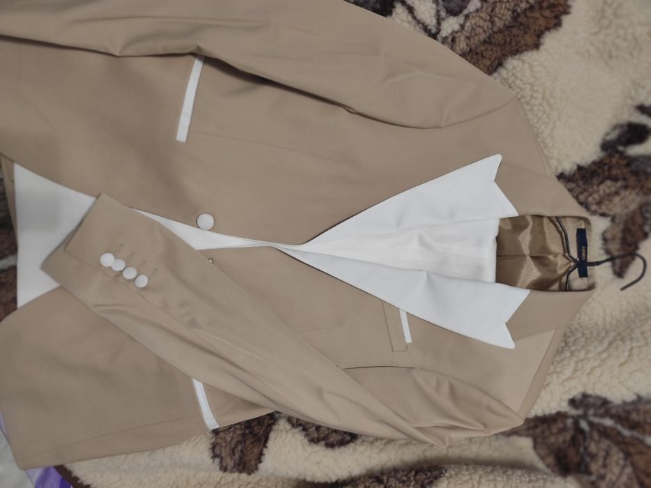 Costum elegant pentru ocazii