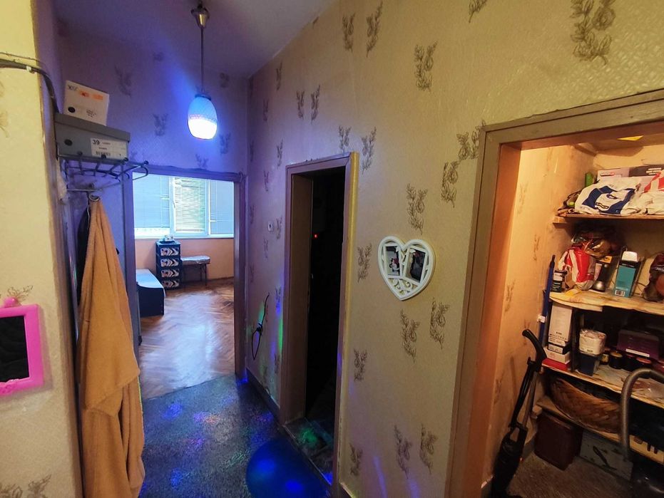 ЕРА МАКС Ямбол продава двустаен апартамент в идеалния център на града.