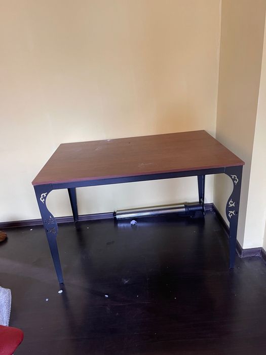 Деревянный рабочий стол