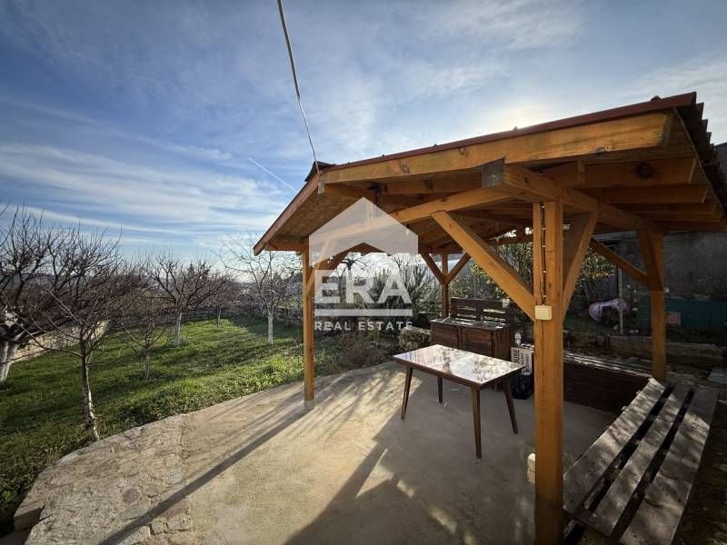 Двуетажна, завършена до ключ къща за продажба, с двор и изложение юг/з