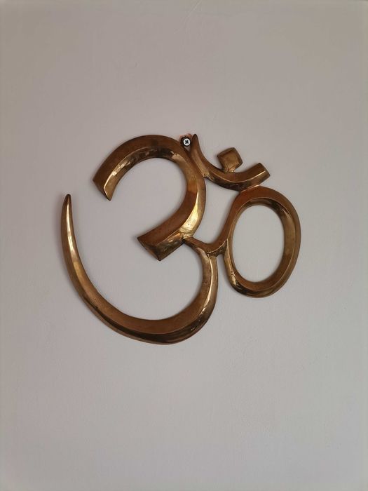 Меден символ Ом за стена