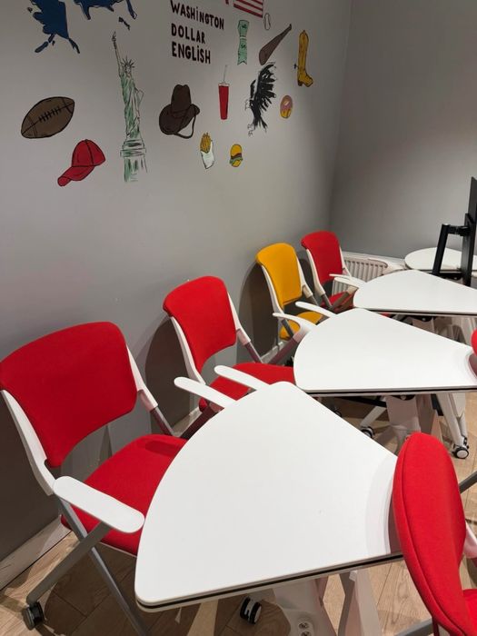 В учебный центр парты в сборе