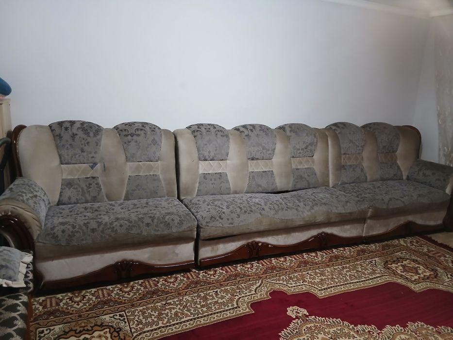 Отдам безплатно 5 метровый диван ,