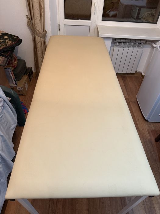 Продаю хорошую кушетку , лэд лампу , лампу