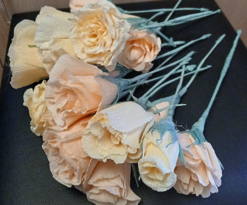 Flori handmade din hârtie creponata