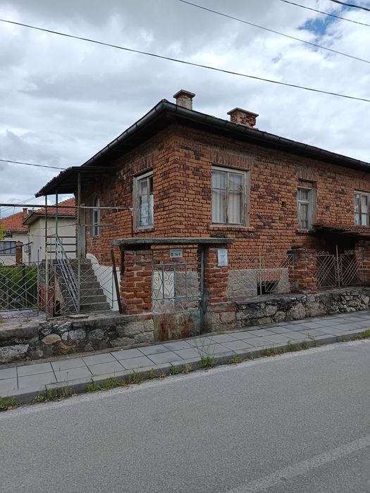 Продавам къща в град Стрелча