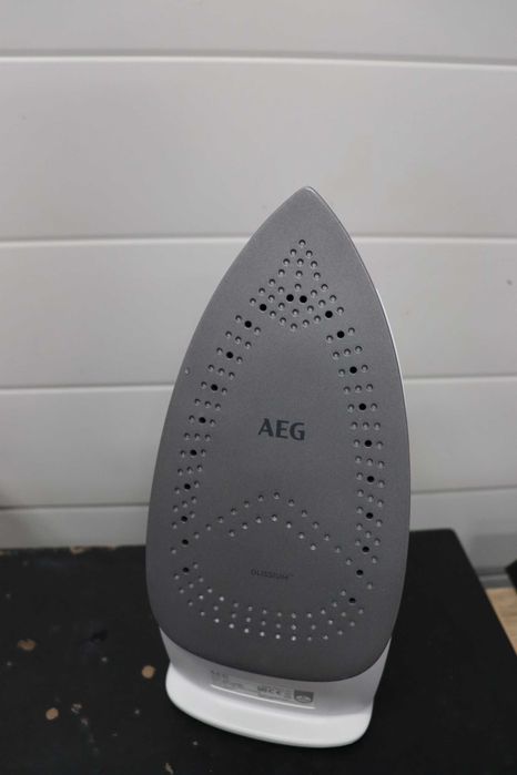 Парна ютия AEG SI6-1-2MN/2400 вата/160г парен удар, 0-40г пара/мин.