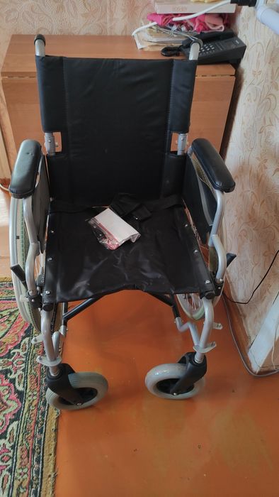 Продам новую инвалидную коляску