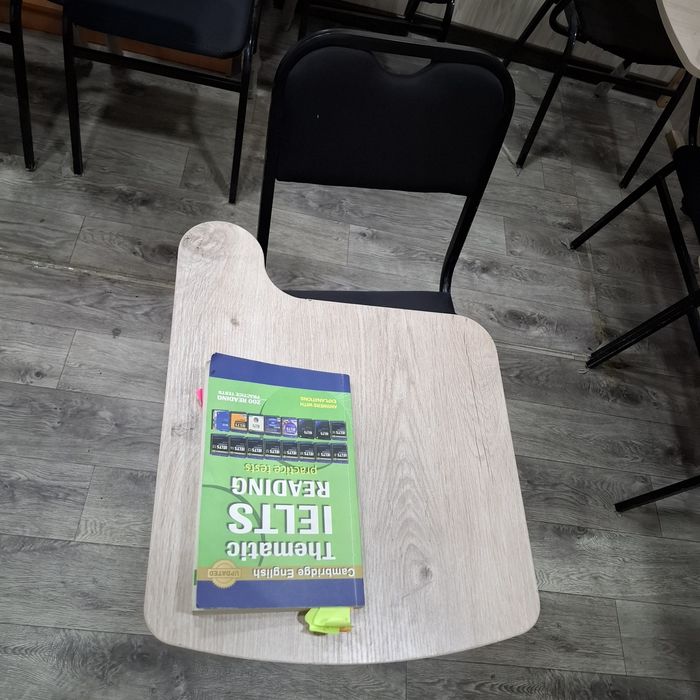 Пюпитр - парты, в отличном состоянии.