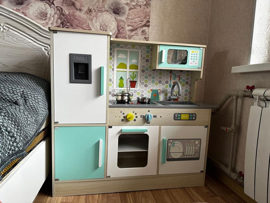 Детская игрушечная кухня