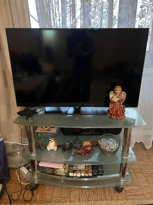 Продам столик под телевизор.