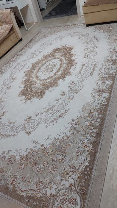 Продам ковер в гостиную