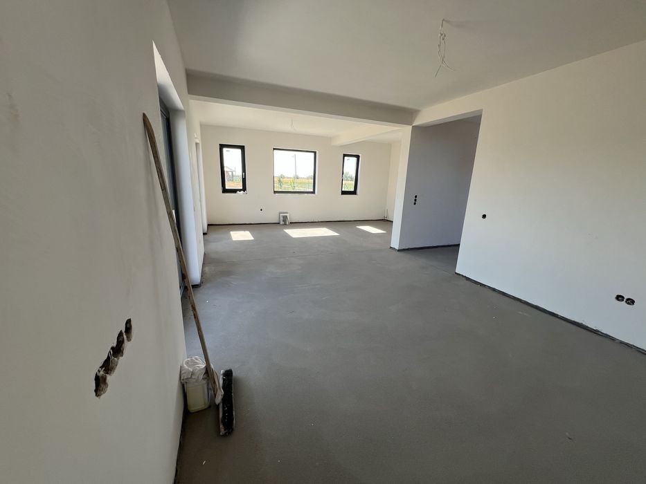Casa semifinisata 120mp utili / teren 700mp ingradit / Persoana Fizica