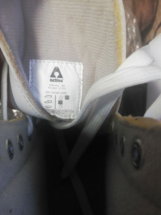 Vând patine gheață