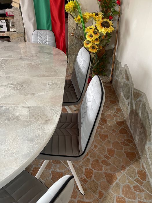 Голяма маса с 8 стола