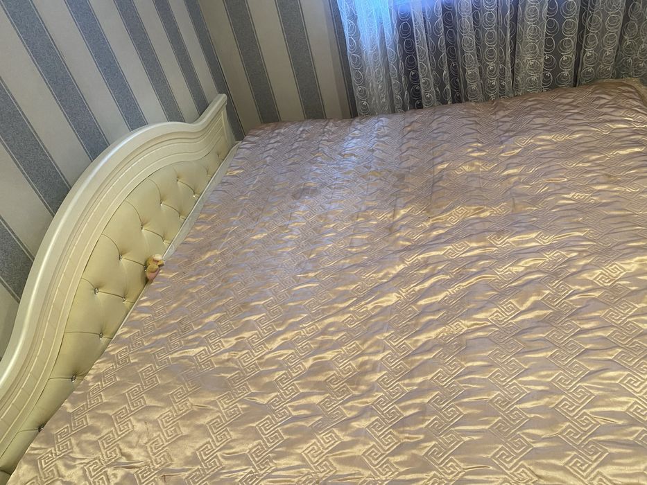 Двухспальный кровать  2 тумбасымен сатылады