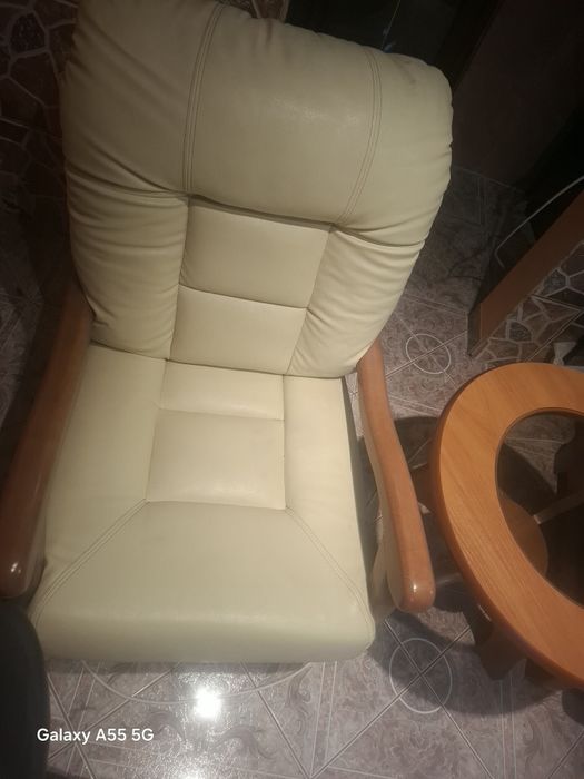 2 fotolii din piele naturală Divan Leto/Roma si o măsuțade cafea stare f bună