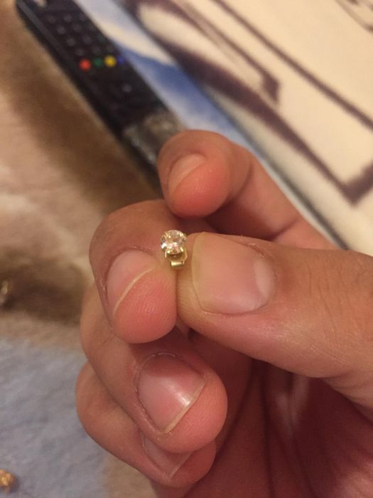 Vând cercei 18k cu diamant