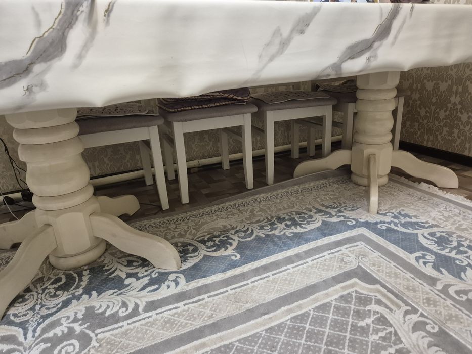 Продается гостинный стол