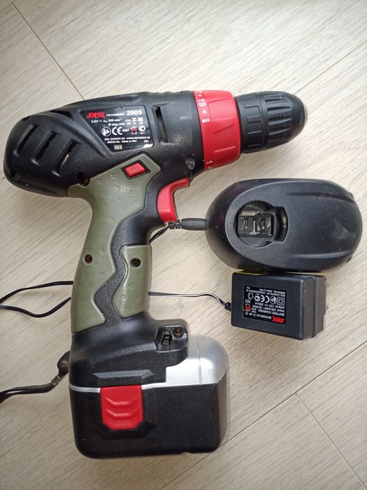 Винтоверт SKIL F015, акумулаторна батерия и зарядно устройство