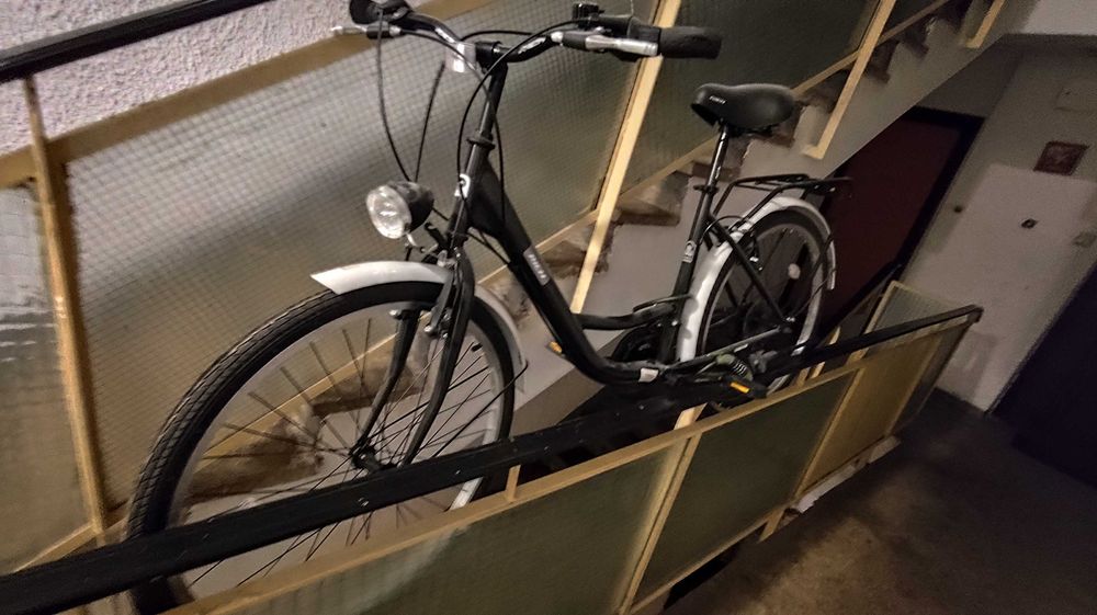 Bicicleta Carpat 26 inchi  , cu cablu antifurt  și pompă electrică1100 lei negociabil lNU RĂSPUND LA TELEFON, AȘTEPT MESAJ SMS SAU MESAJ WHATSAPP