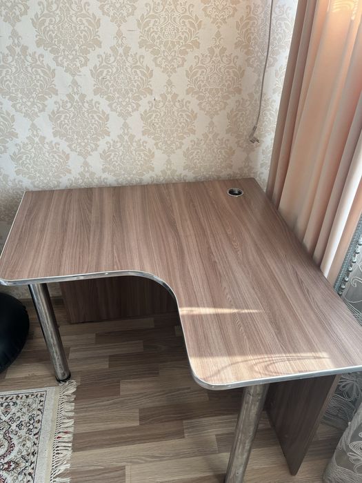 Стол в хорошем состоянии.