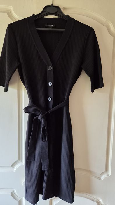 Черна рокля с копчета